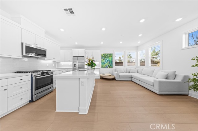 Detail Gallery Image 10 of 39 For 410 Lobata, Irvine,  CA 92618 - 4 Beds | 3/1 Baths