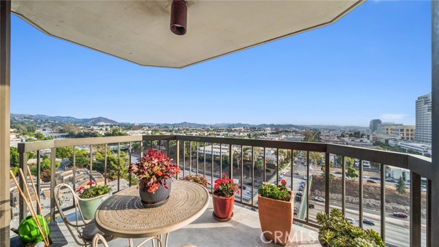 Detail Gallery Image 4 of 14 For 222 Monterey Rd #1005,  Glendale,  CA 91206 - 2 Beds | 2/1 Baths