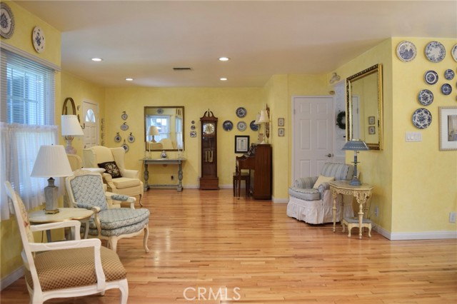 2024 N Kenwood Street, Burbank CA: https://media.crmls.org/medias/b8ca79f5-f64a-4e31-aa8b-fb06ba1fd50c.jpg