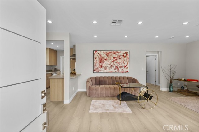 Detail Gallery Image 6 of 41 For 6820 Jellico Ave, Van Nuys,  CA 91406 - 3 Beds | 2 Baths