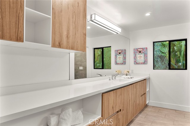 5265 Del Moreno Drive, Woodland Hills CA: https://media.crmls.org/medias/b8cab3f6-7537-4fcf-839b-287fb44c9e8c.jpg