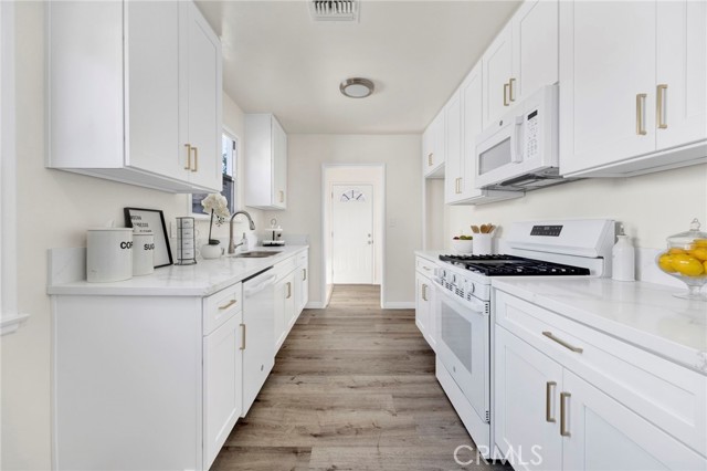 17350 Hamlin Street, Lake Balboa CA: https://media.crmls.org/medias/b8ccba5f-1e68-49c4-bea2-c6ace5ee5d9d.jpg