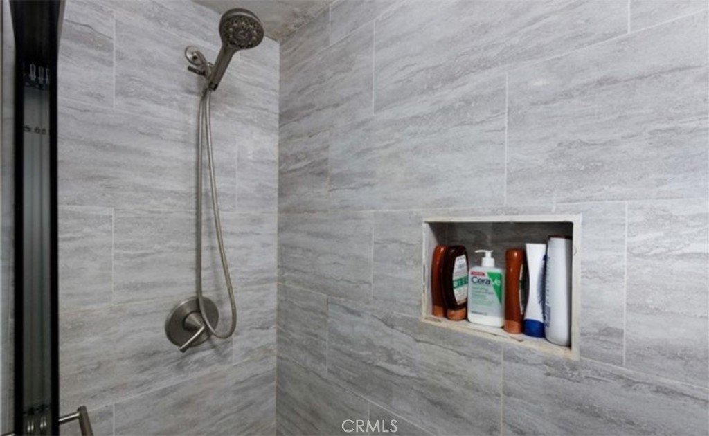 https://media.crmls.org/medias/b8d7cad2-c876-4570-9268-51b2d1738ebc.jpg?preset=X-Large