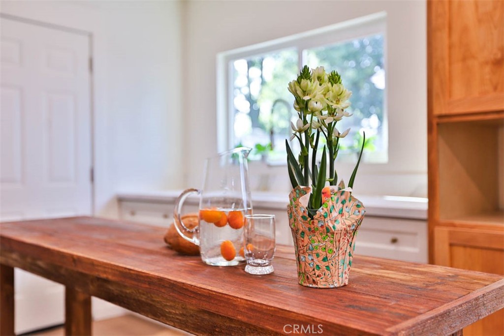 https://media.crmls.org/medias/b8d8e673-ce12-4352-9704-9b8061bb365c.jpg?preset=X-Large