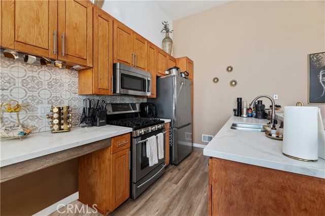 Detail Gallery Image 16 of 31 For 4652 Don Lorenzo #B,  Los Angeles,  CA 90008 - 3 Beds | 3 Baths