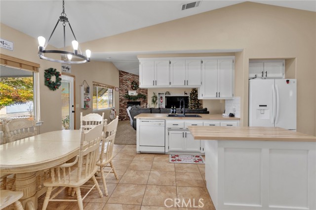 Detail Gallery Image 12 of 39 For 15888 Saint Timothy, Apple Valley,  CA 92307 - 4 Beds | 2 Baths