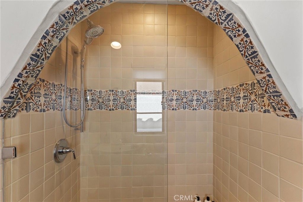 https://media.crmls.org/medias/b8dcdd5e-3203-4f53-b556-80105eb8b502.jpg?preset=X-Large