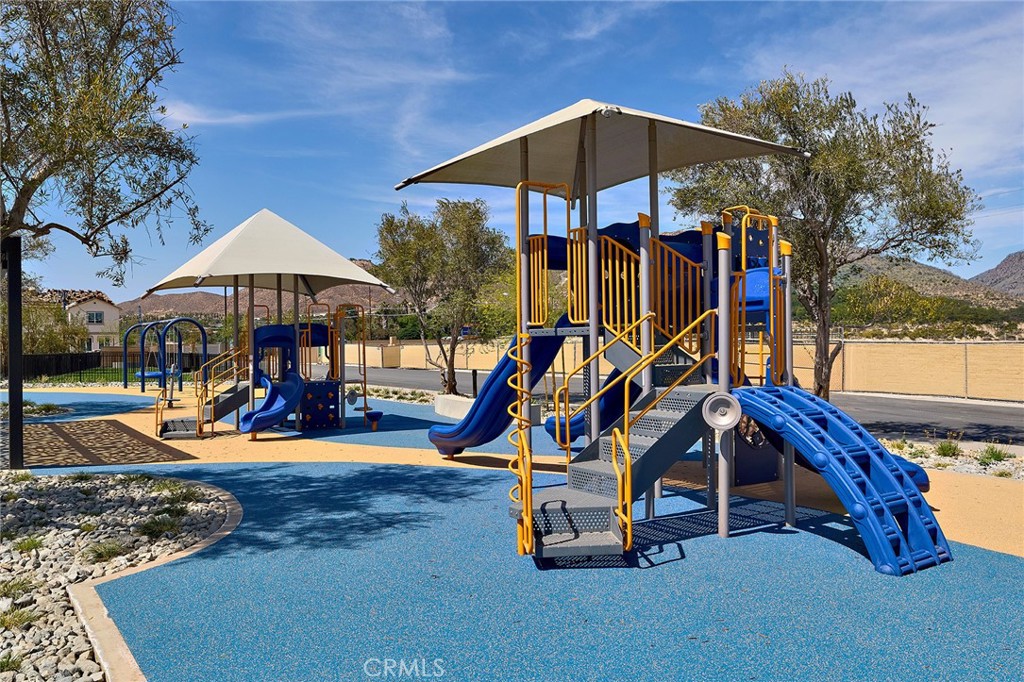 https://media.crmls.org/medias/b8de330a-8742-4a14-844f-cb3d9ff77720.jpg?preset=X-Large