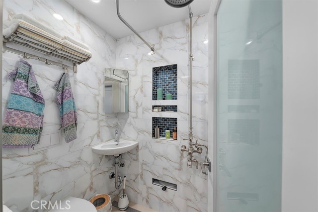 Detail Gallery Image 20 of 27 For 760 Manhattan Beach Blvd #B,  Manhattan Beach,  CA 90266 - 3 Beds | 3 Baths