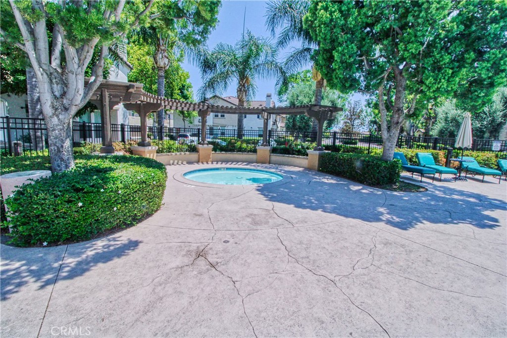 https://media.crmls.org/medias/b8e18b77-289b-46e9-8820-f323be2b666f.jpg?preset=X-Large