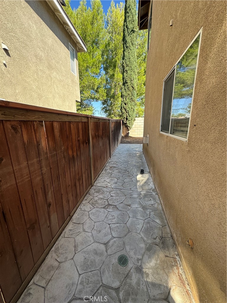 https://media.crmls.org/medias/b8e39978-eaed-4cbe-9eec-015d5971993f.jpg?preset=X-Large
