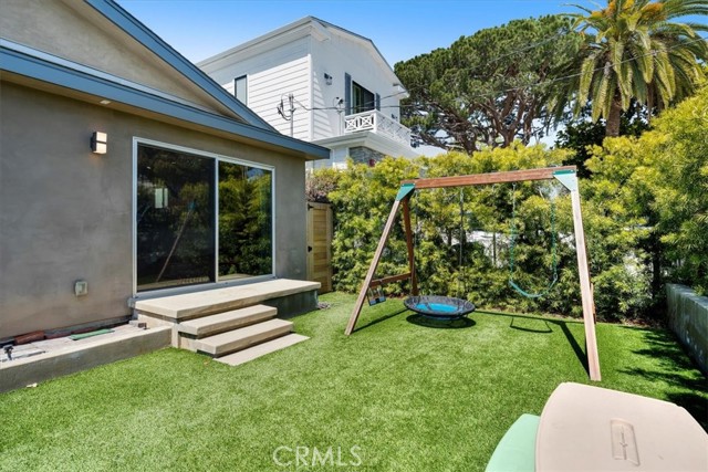 Detail Gallery Image 8 of 22 For 1049 14th St, Manhattan Beach,  CA 90266 - 3 Beds | 2 Baths