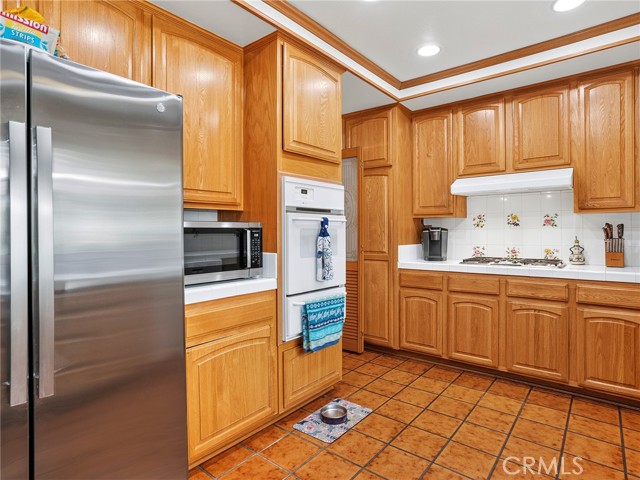 10634 Deering Avenue photo 8