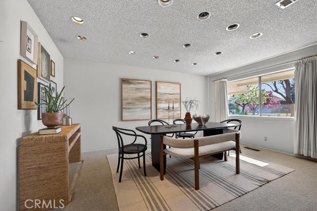 Detail Gallery Image 13 of 74 For 5867 E Club View, Fresno,  CA 93727 - 4 Beds | 2/1 Baths