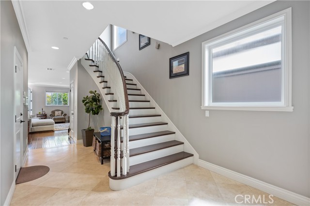 Detail Gallery Image 14 of 33 For 217 S Irena Ave #B,  Redondo Beach,  CA 90277 - 4 Beds | 2/1 Baths