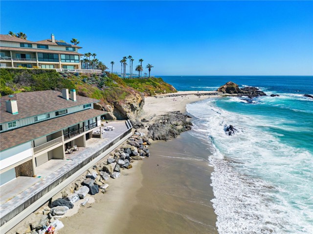 89 Blue Lagoon Villa, Laguna Beach CA: https://media.crmls.org/medias/b8f24165-1406-4bf0-b13a-d09833d54af7.jpg