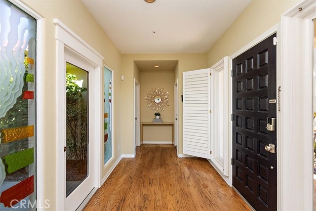 Entrance enhanced with 3D etched glass