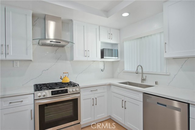 6335 Whitsett Avenue, Valley Glen CA: https://media.crmls.org/medias/b8f6c256-1375-48ad-a6ed-7f90f8e3aaa4.jpg