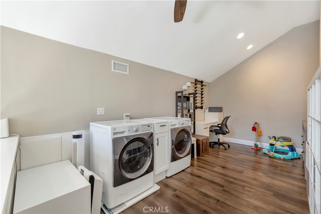 https://media.crmls.org/medias/b8f6f5bf-f069-4bd4-8b14-ec7f4bf2bd61.jpg?preset=X-Large