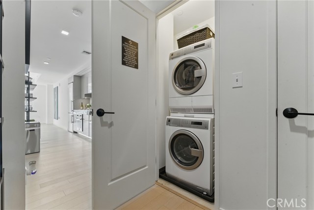 1050 S Grand Avenue, Los Angeles CA: https://media.crmls.org/medias/b8f7d799-ad9b-4e41-8391-55b18ea0affb.jpg