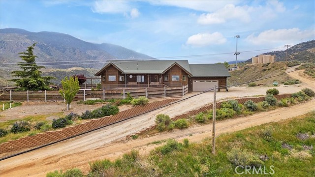 770 Roads End, Lebec CA: https://media.crmls.org/medias/b8f824ad-08c6-46c1-bd44-d8a87e622772.jpg