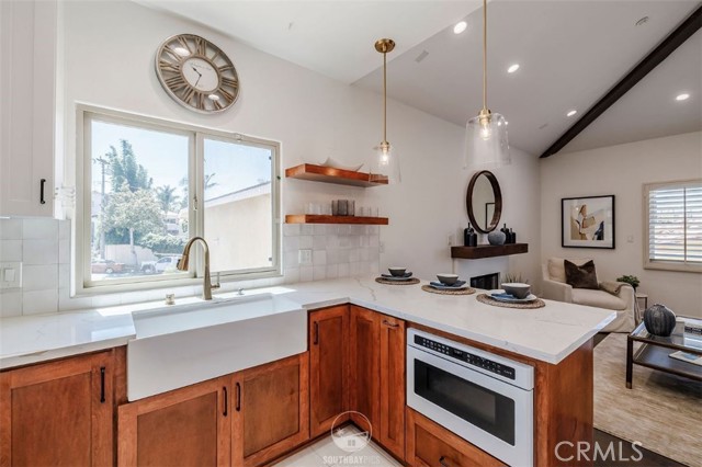 Detail Gallery Image 11 of 29 For 202 N Irena Ave #B,  Redondo Beach,  CA 90277 - 3 Beds | 2/1 Baths