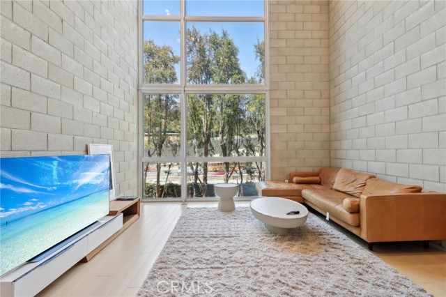 3450 Cahuenga W Boulevard, Los Angeles CA: https://media.crmls.org/medias/b8fb70f2-f197-44dd-ab0f-08d6d9a041e5.jpg