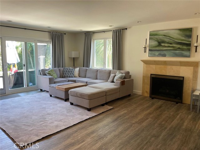 Detail Gallery Image 2 of 6 For 5091 Robinwood Dr, Huntington Beach,  CA 92649 - 3 Beds | 3 Baths