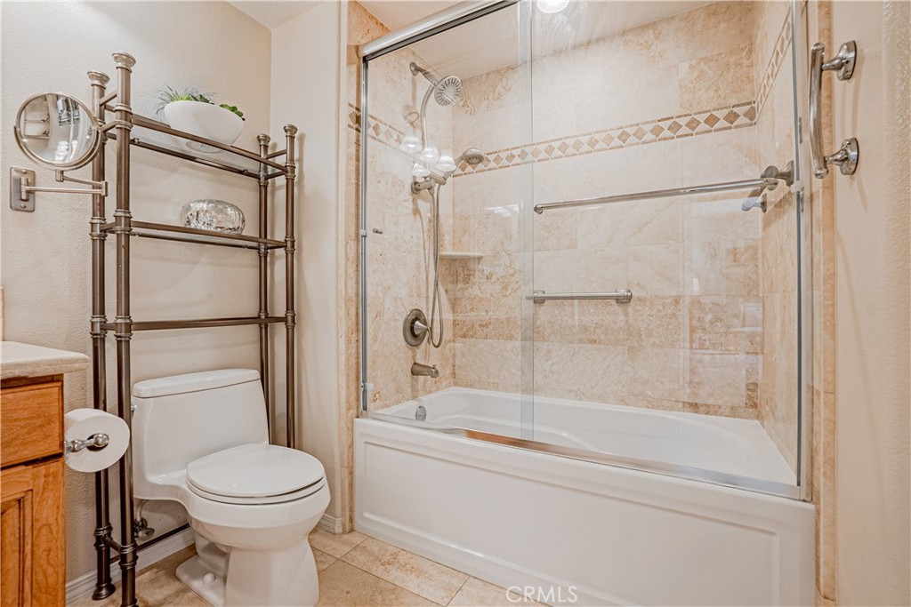https://media.crmls.org/medias/b8fcc2e5-a794-41c0-88ea-0db247944ac6.jpg?preset=X-Large