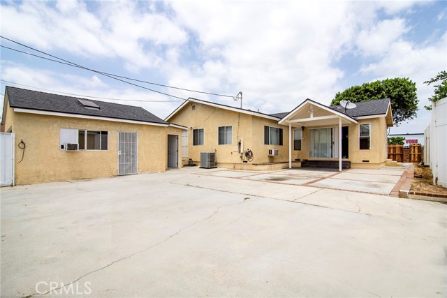 Detail Gallery Image 25 of 27 For 19324 Victory Bld, Reseda,  CA 91335 - 4 Beds | 3 Baths