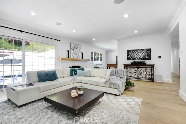 5237 Melvin Avenue, Tarzana CA: https://media.crmls.org/medias/b8fdf206-b9b6-4540-928f-6764c382d66a.jpg