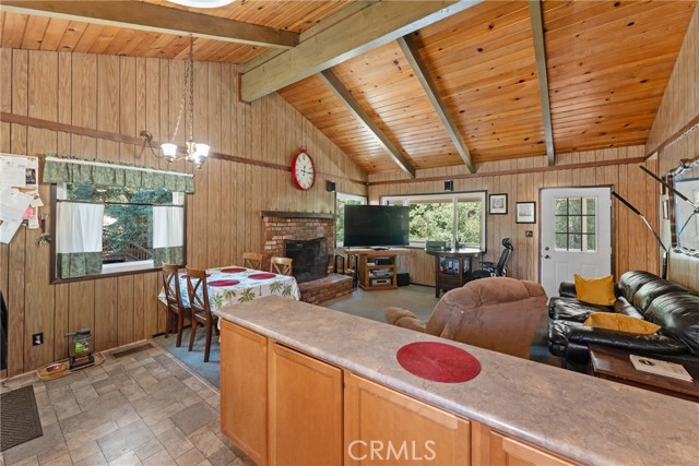 Detail Gallery Image 5 of 30 For 810 Arosa Dr, Crestline,  CA 92325 - 4 Beds | 2 Baths