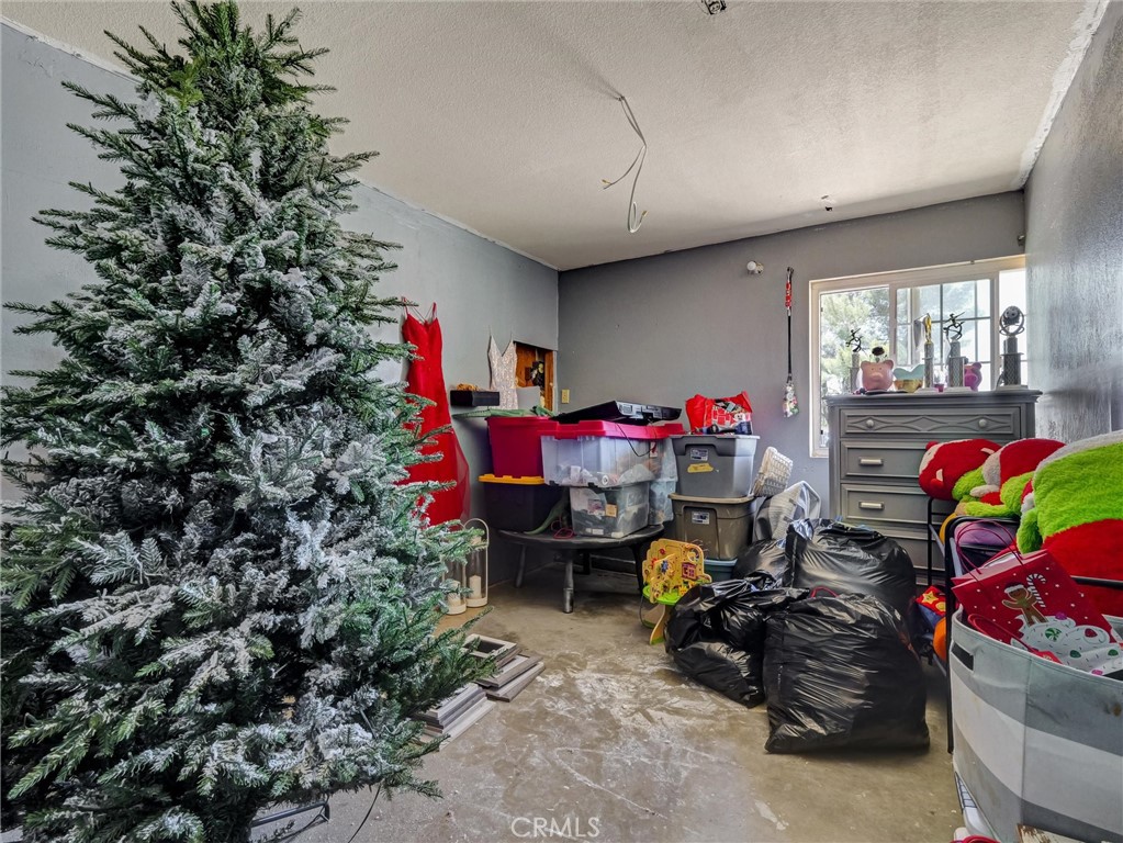 https://media.crmls.org/medias/b8ff1785-86fe-4344-9b37-1ed8a689ee49.jpg?preset=X-Large