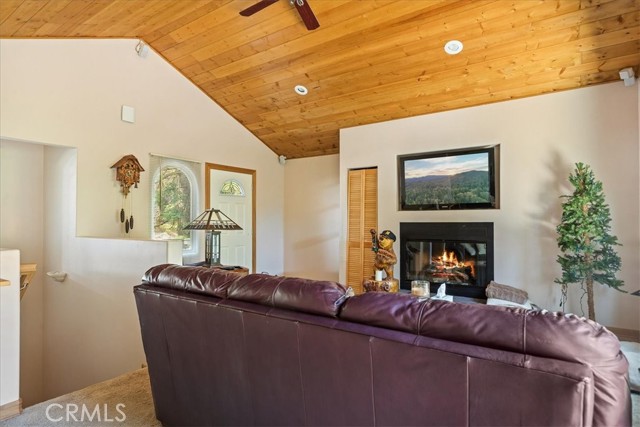 Detail Gallery Image 3 of 25 For 1053 Lausanne Dr, Crestline,  CA 92325 - 3 Beds | 2/1 Baths