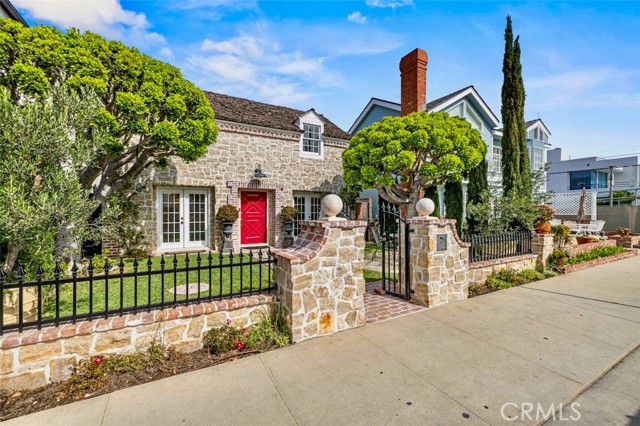 Detail Gallery Image 3 of 59 For 89 Rivo Alto Canal, Long Beach,  CA 90803 - 5 Beds | 3/1 Baths