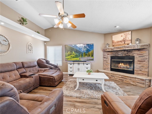 15454 Mustang Avenue, Apple Valley CA: https://media.crmls.org/medias/b9010747-bd91-4338-8d19-951ec04001d4.jpg