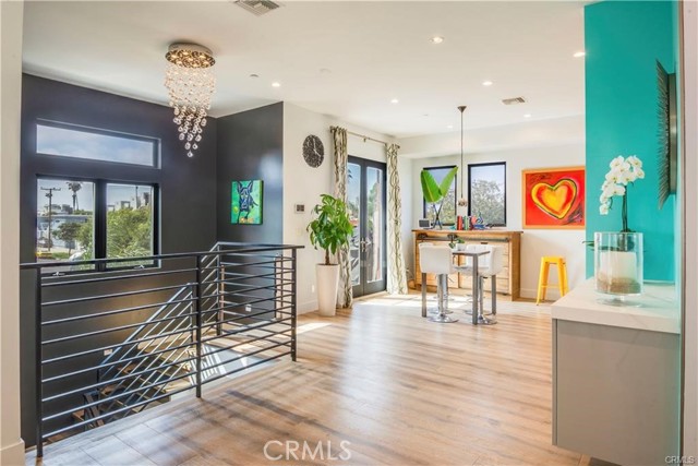 Detail Gallery Image 4 of 26 For 700 Broadway, Redondo Beach,  CA 90277 - 4 Beds | 3/1 Baths