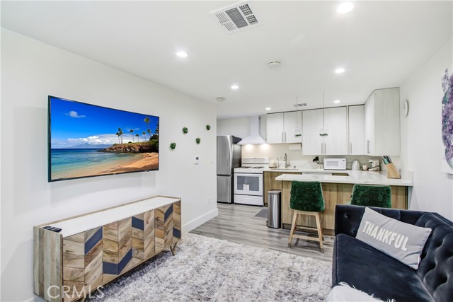 20200 Clark Street, Woodland Hills CA: https://media.crmls.org/medias/b9063c6f-ce4d-4033-b6e2-8c49fa63fafb.jpg
