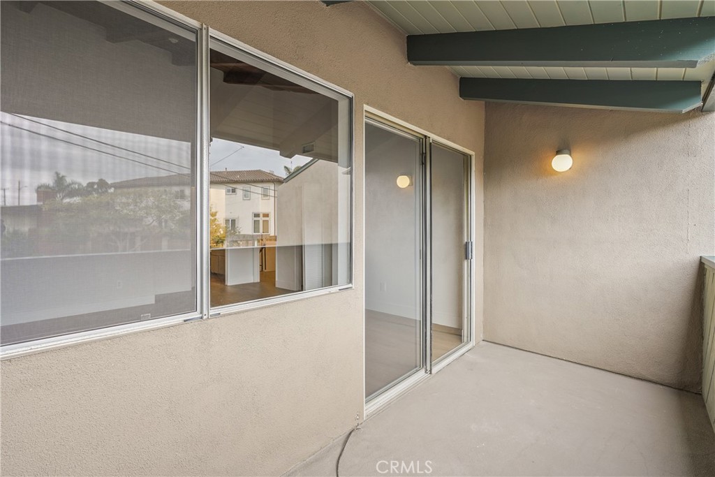 https://media.crmls.org/medias/b9070f63-25b7-4144-9c17-287e7647d9ab.jpg?preset=X-Large