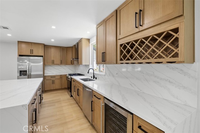 Detail Gallery Image 15 of 38 For 22306 Marlin Pl, Canoga Park,  CA 91303 - 4 Beds | 3 Baths