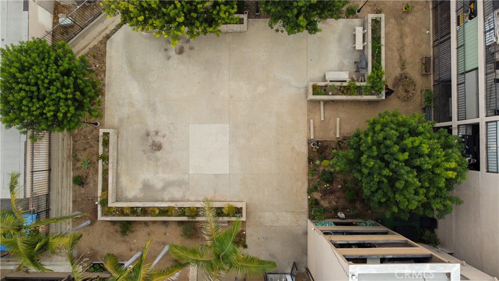 https://media.crmls.org/medias/b90c22c5-9c1f-4600-a2eb-23d02e1b3d0e.jpg?preset=X-Large