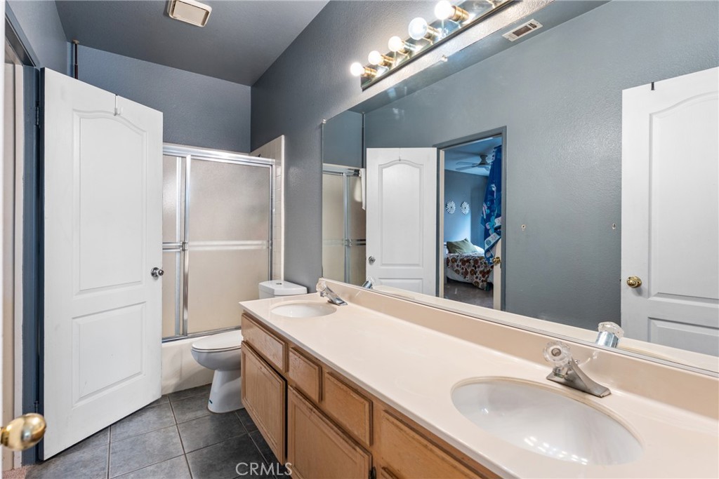 https://media.crmls.org/medias/b90c9f6d-1144-460e-9f37-b49e36bfc9c7.jpg?preset=X-Large