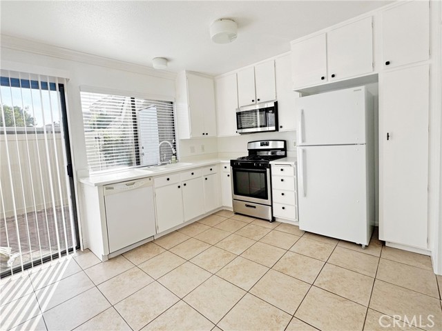 Detail Gallery Image 3 of 22 For 13 Sage, Irvine,  CA 92604 - 3 Beds | 1/1 Baths