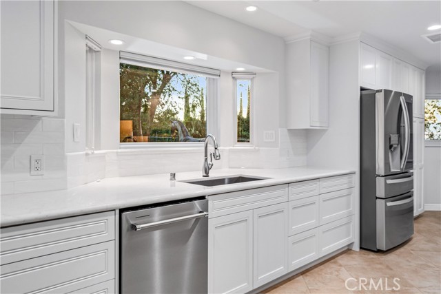 Detail Gallery Image 16 of 74 For 2755 W Avenue, Palmdale,  CA 93551 - 5 Beds | 3/1 Baths