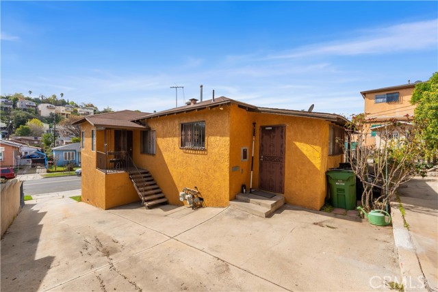 2750 Ballard Street, Los Angeles CA: https://media.crmls.org/medias/b916df8a-1281-48a6-affd-dc06989a0a13.jpg