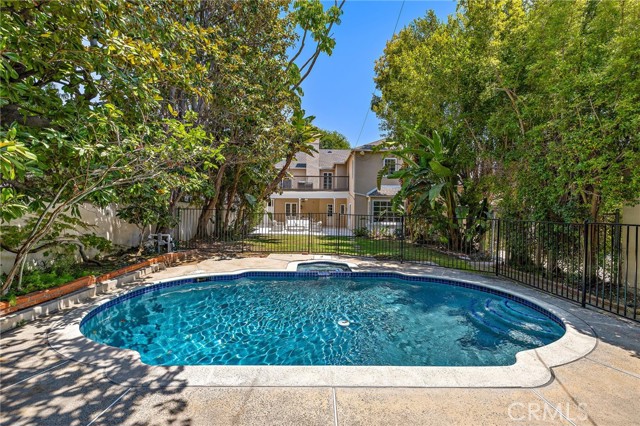 609 N Oakhurst Drive, Beverly Hills CA: https://media.crmls.org/medias/b918e7b3-1a2e-4cce-8816-4ce1f8baf25c.jpg