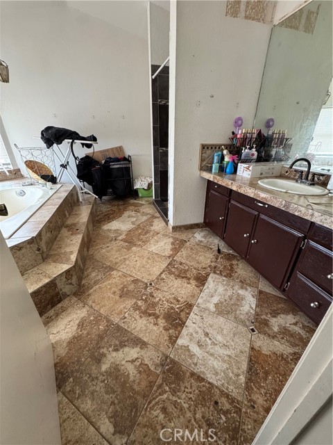 Detail Gallery Image 6 of 13 For 823 E Avenue J9, Lancaster,  CA 93535 - 4 Beds | 3 Baths