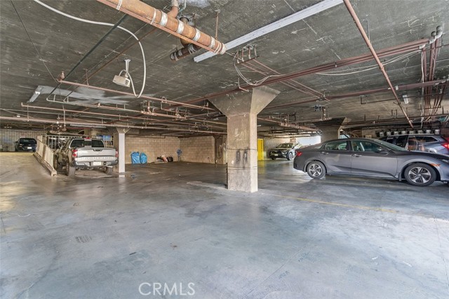 Image 17 of 26 For 939 College  