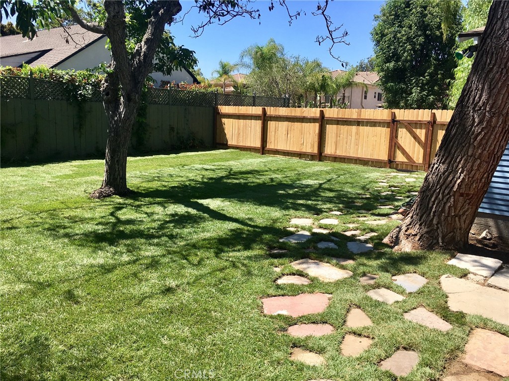 https://media.crmls.org/medias/b920e534-d513-4fe4-a47b-32fcac00b944.jpg?preset=X-Large