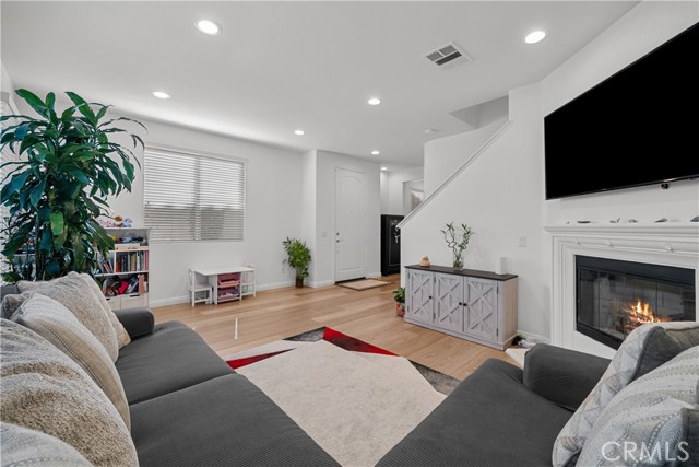 Detail Gallery Image 2 of 19 For 19415 Opal Ln, Saugus,  CA 91350 - 2 Beds | 2/1 Baths